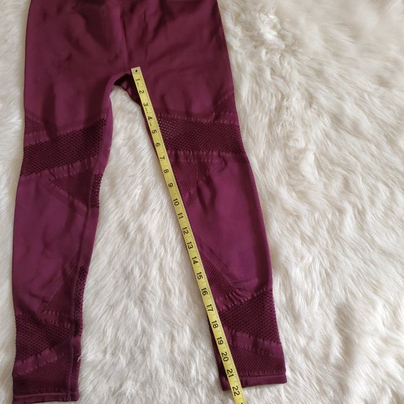 Fabletics Mosaic High Waisted 7/8 Leggings Burgundy Small NWT - Picture 14 of 14